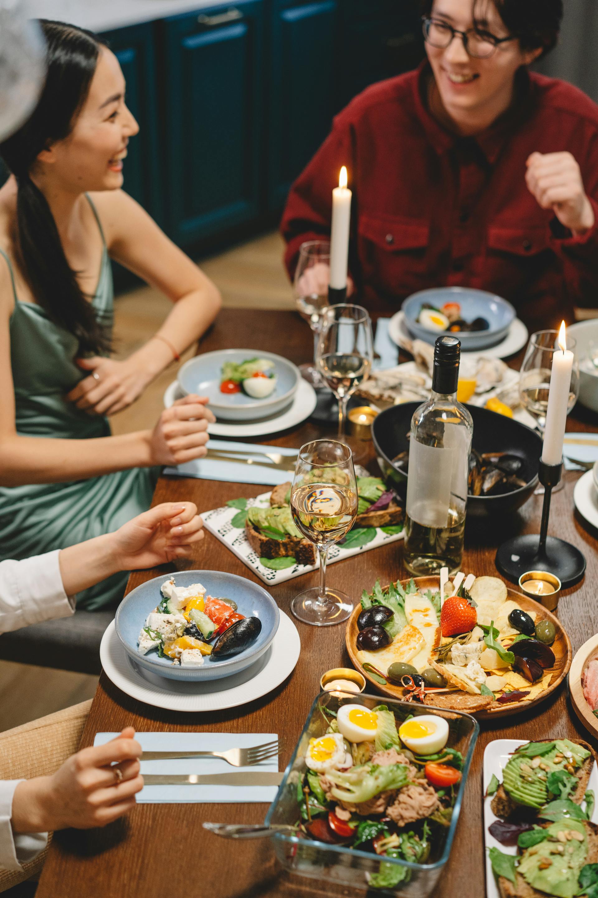 Ein gedeckter Tisch mit gemeinsamem Essen